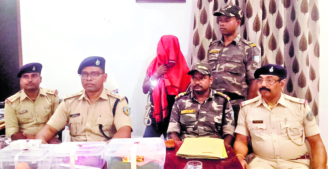 Chaibasa News : मंजीत हाइबुरु हत्याकांड में महिला समेत दो आरोपी गिरफ्तार
