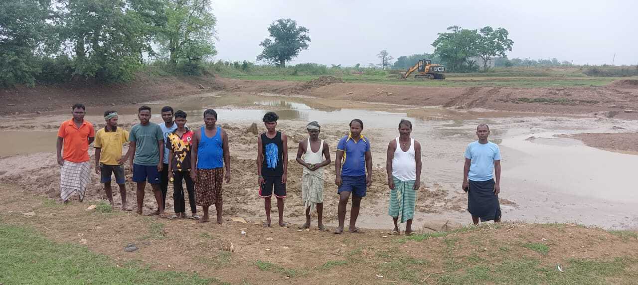 East Singhbhum News : तालाब जीर्णोद्धार में लापरवाही, ग्रामीणों ने काम बंद कराया