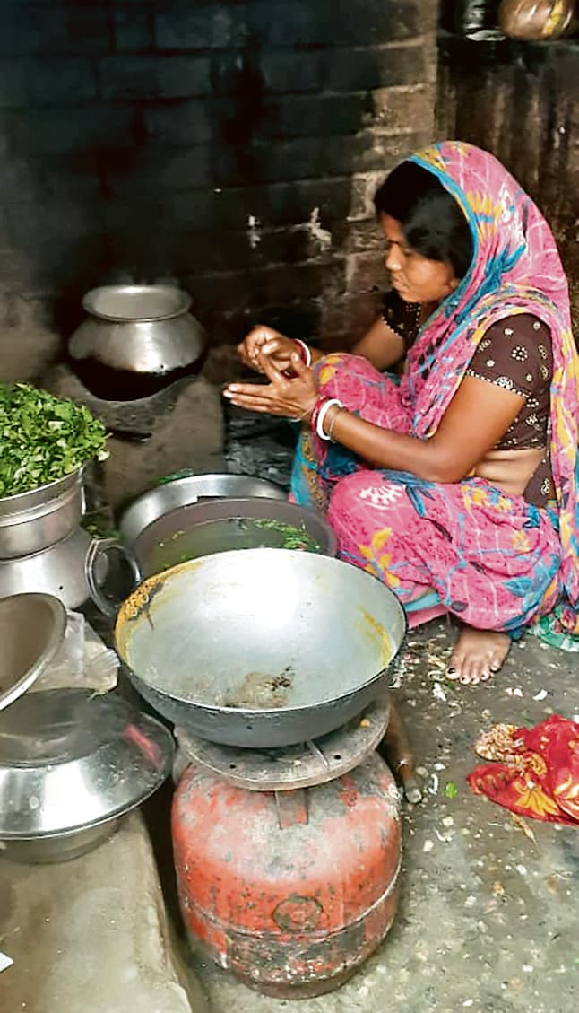 East Singhbhum News : बारिश में विधवा का मकान ध्वस्त, रसोई घर में रह रही