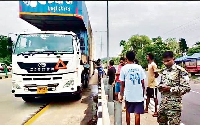 East Singhbhum News : शॉर्ट सर्किट से कंटेनर में लगी आग