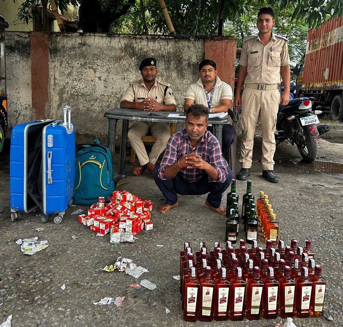 सूटकेस में छिपाकर शराब की बोतलें ले जा रहा चंपारण का तस्कर कुचायकोट में धराया
