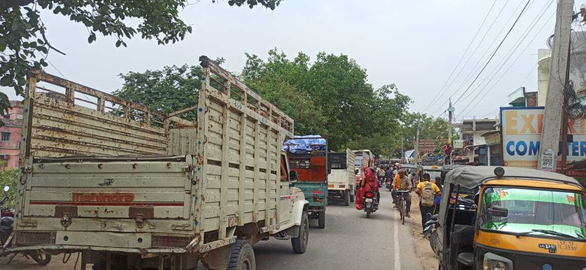 भोरे में भीषण जाम में गाड़ियों की लगी एक किलोमीटर लंबी कतार, लोग रहे परेशान