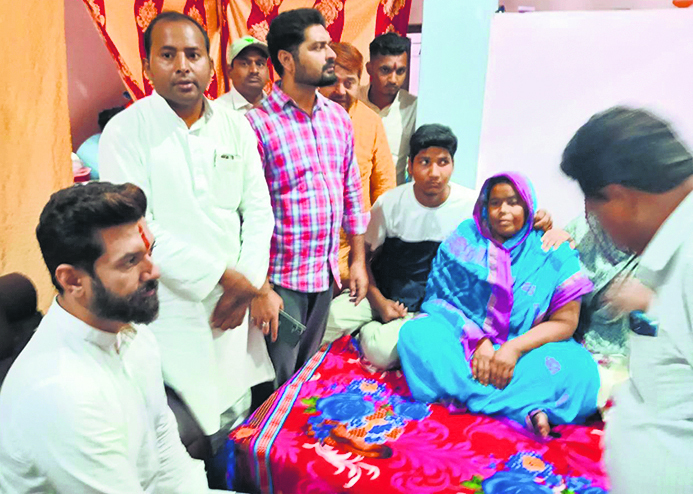 शहीद मो इम्तियाज के परिजनों से मिले केंद्रीय मंत्री चिराग पासवान