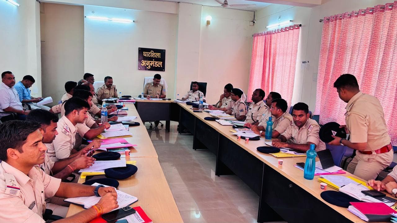 East Singhbhum News : सीमावर्ती गांवों में गश्त कर नशा तस्करी व अंतरराज्यीय अपराध पर अंकुश लगायें : एसपी