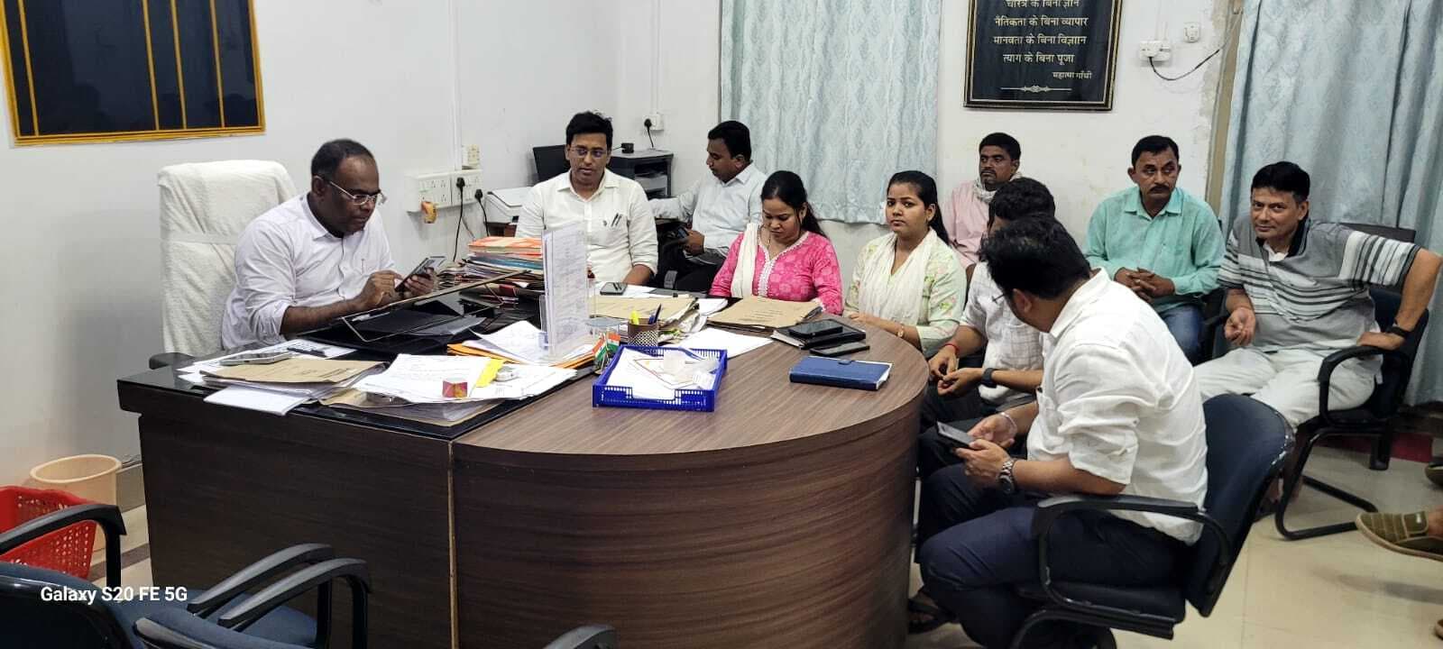 कम वाहन उपलब्ध कराने पर एसडीएम ने अभिकर्ता को लगायी फटकार