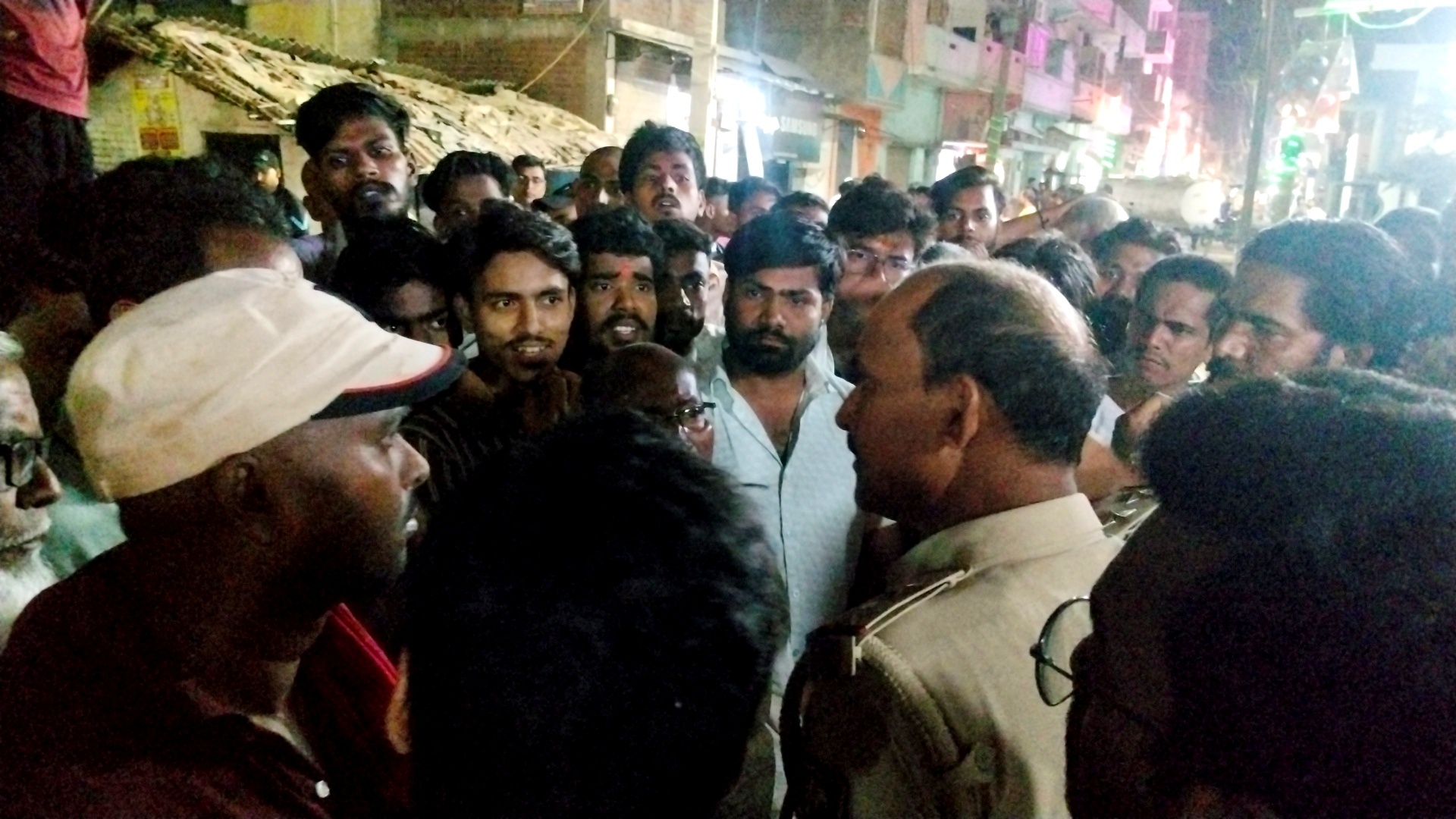 Aurangabad News: लोगों की शिकायत पर जेइ ने उखड़वाया पीसीसी सड़क