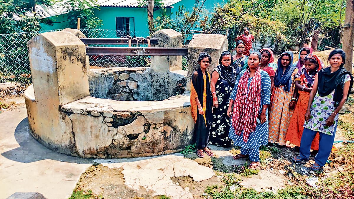 Chaibasa News : बदमाशों ने कुएं में मैला फेंका, पानी को भटक रहे 50 परिवार