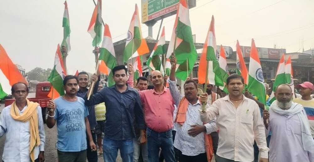 भारतीय जनता पार्टी ने निकाली तिरंगा यात्रा, सेना के सम्मान में किया जयघोष