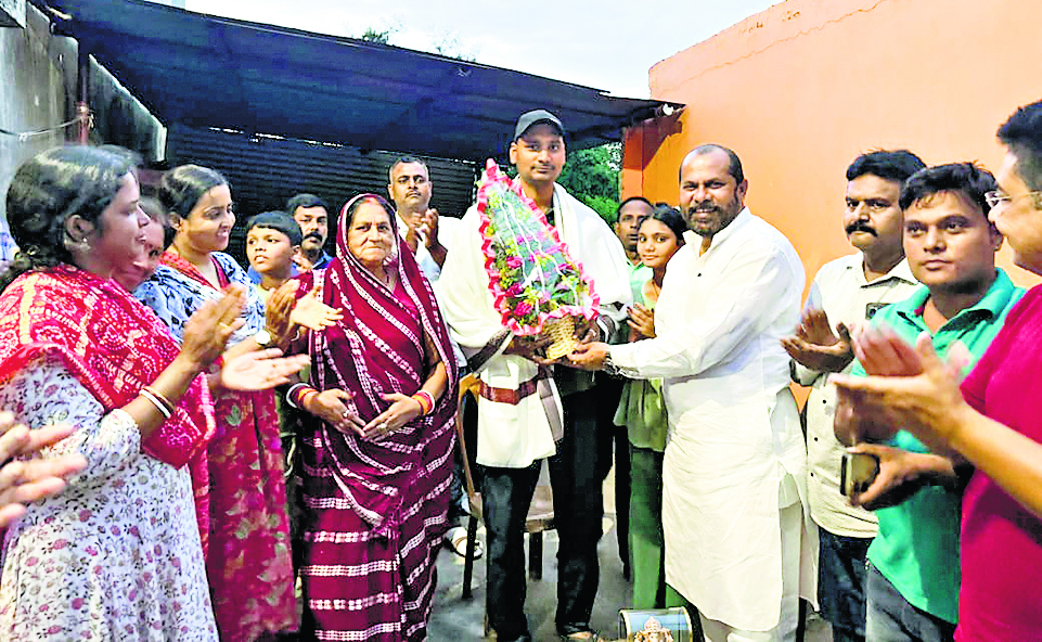 Jamshedpur News : कांग्रेस ने जमशेदपुर पहुंचने पर ऑपरेशन सिंदूर में शामिल जवान को किया सम्मानित