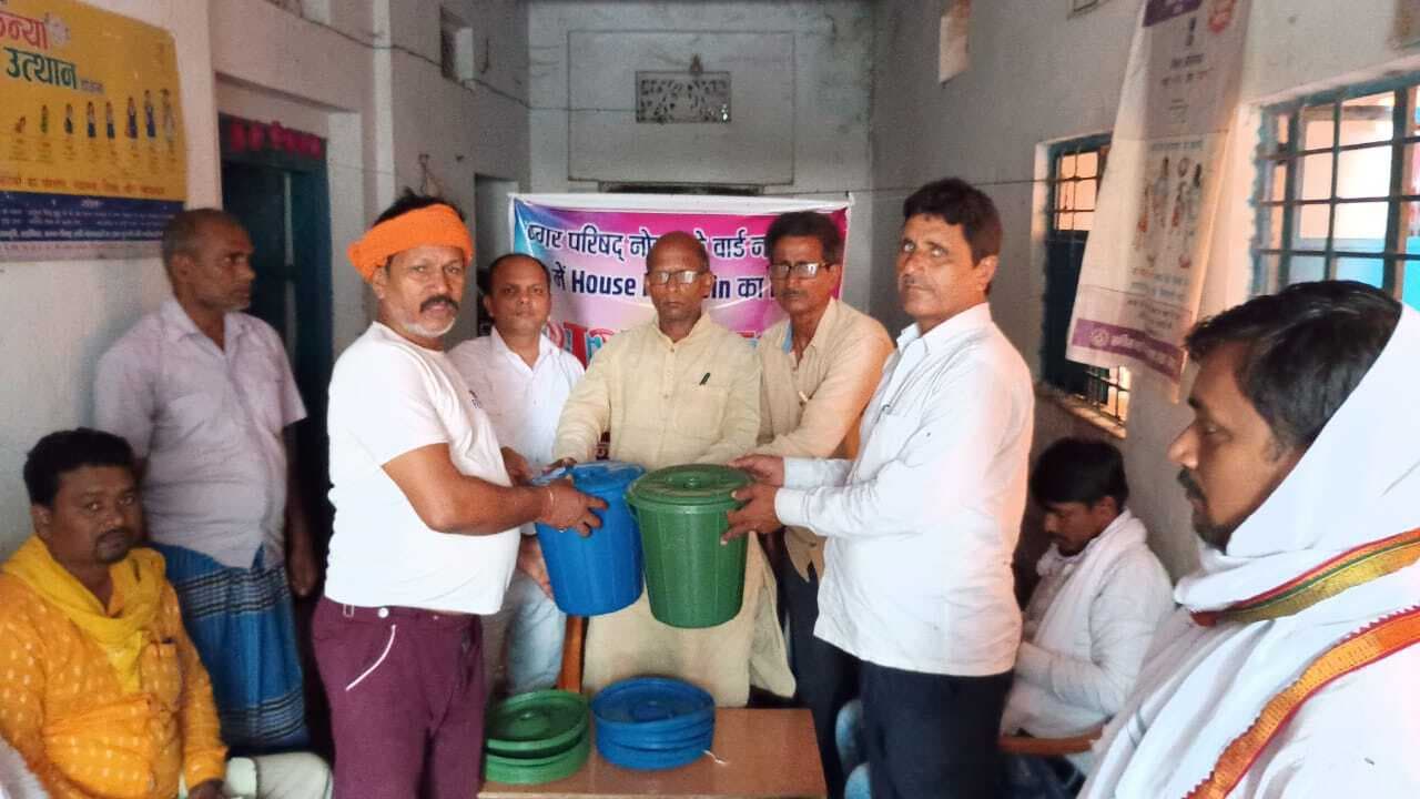 नोखा नगर के वार्ड नंबर एक में बांटे गये साढ़े छह सौ डस्टबिन