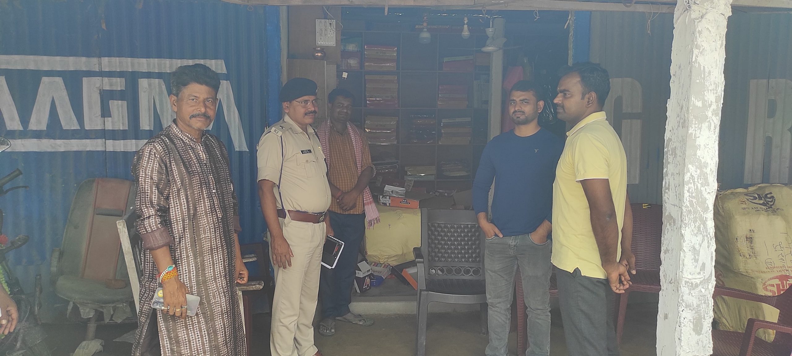 चार दुकानों से नकदी सहित पांच लाख के सामान की चोरी