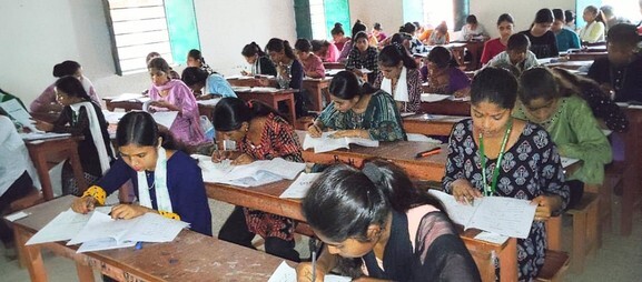 पथरगामा में 11वीं की परीक्षा आयोजित