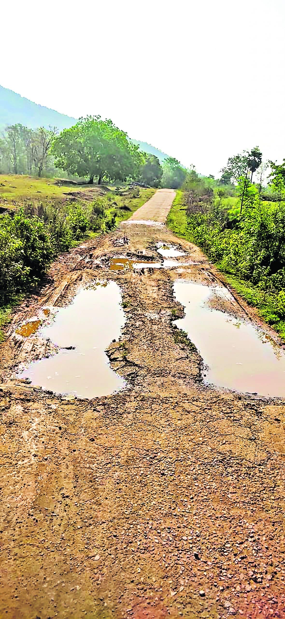 East Singhbhum News : नक्सल प्रभावित झुंझका में सड़क जर्जर, राहगीर परेशान