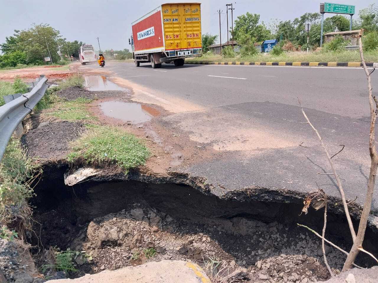 एनएच 27 पर रेनकट बना हादसे का कारण, भपटियाही के पास सड़क धंसने से बढ़ा खतरा