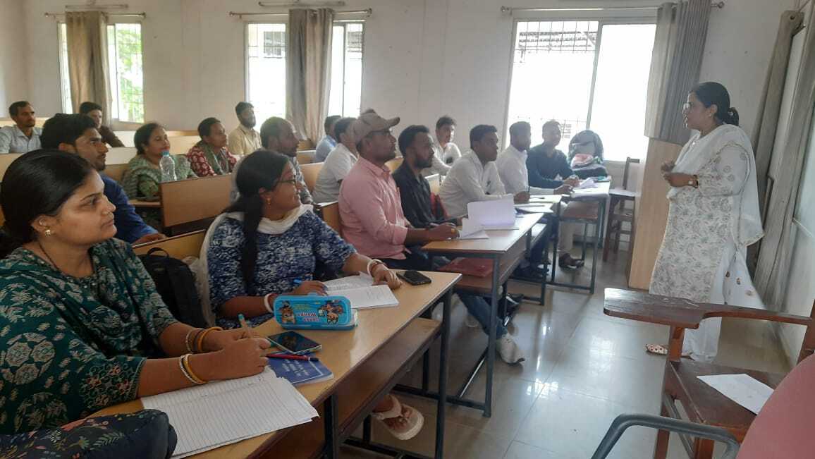 Jamshedpur news. पांचवें दिन प्रशिक्षुओं ने सीखा 5-ई मॉडल पर पाठ योजना बनाना