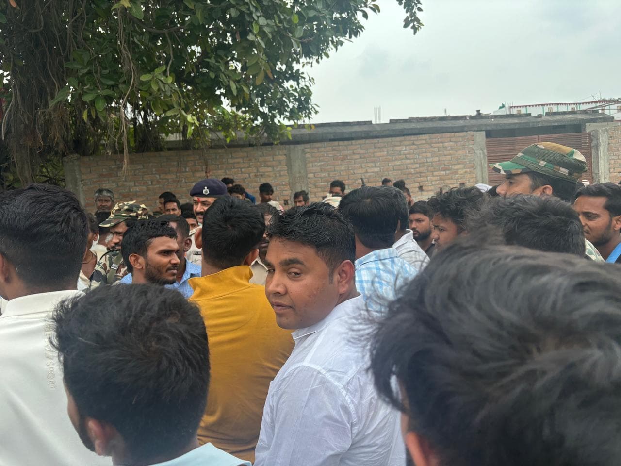 hajipur news. सड़क किनारे खेल रहे तीन वर्षीय बच्चे की पिकअप वैन की टक्कर से मौत