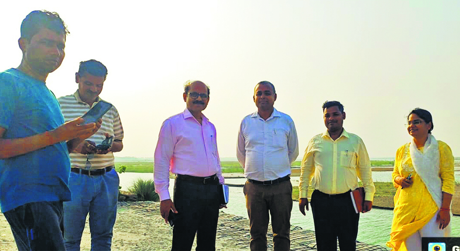 Gopalganj News : गाइड बांध पर कराये गये बचाव कार्यों की गुणवत्ता को बाढ़ नियंत्रण की टीम ने परखा