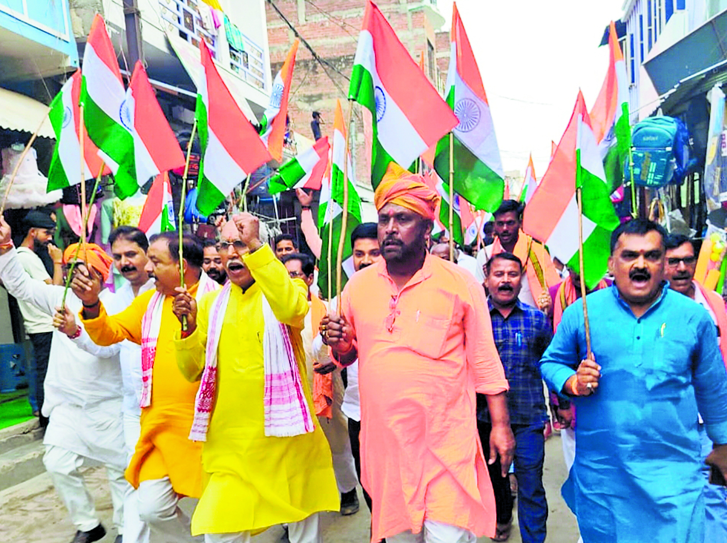 Siwan News : भव्य तिरंगा यात्रा में देशभक्ति का दिखा जज्बा, भारतीय सेना को किया नमन