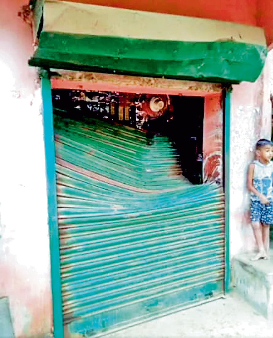 हाथियों के दल ने मचाया उत्पात, दुकानों का शटर तोड़ा