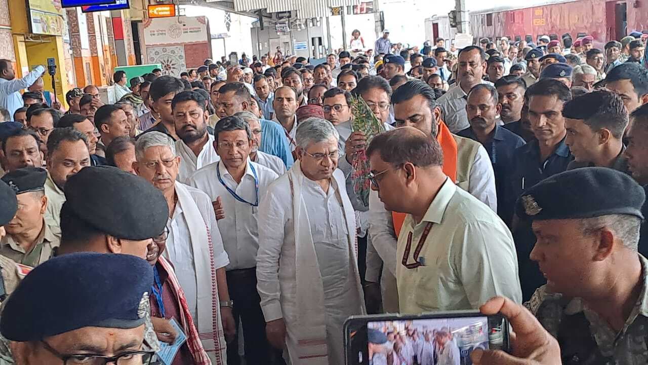 रेल मंत्री को विभिन्न राजनीतिक एवं गैर राजनीतिक संगठनों ने सौंपा ज्ञापन
