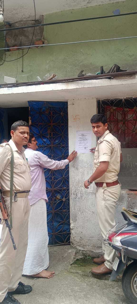 Jamshedpur news. मानगो : फायरिंग मामले में फरार विकास तिवारी गिरोह के दो सदस्य के घर पुलिस ने चस्पाया इश्तेहार