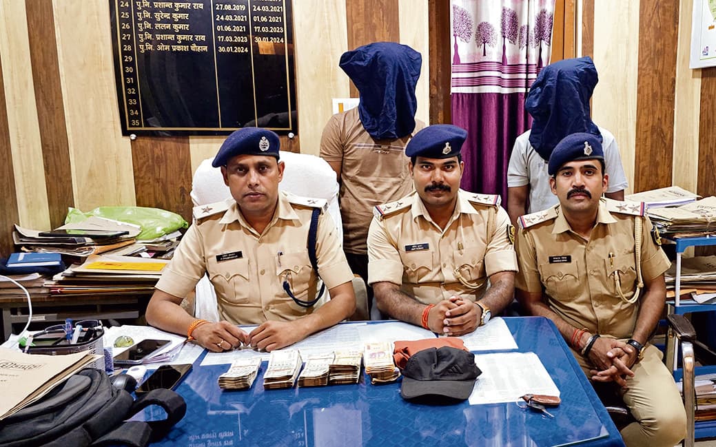 Gopalganj News : कोढ़ा में गोपालगंज पुलिस का छापा, लूट के दो लाख 50 हजार रुपये के साथ दो लुटेरों को किया गिरफ्तार