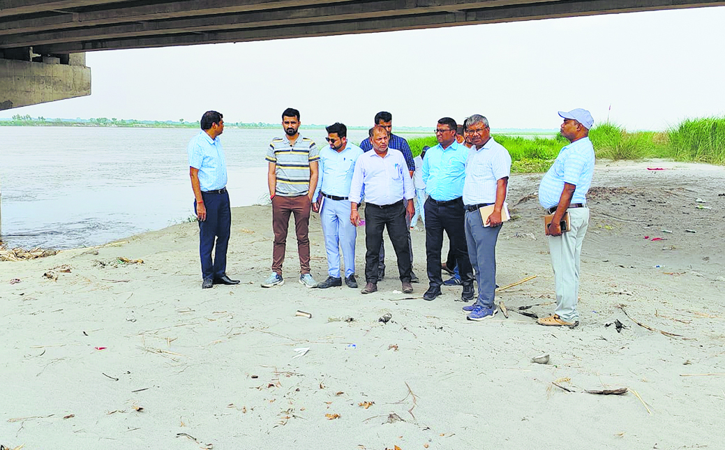 Gopalganj News : गंडक की बाढ़ से बचाव कार्यों का एसडीओ ने इंजीनियरों के साथ तटबंधों का किया निरीक्षण