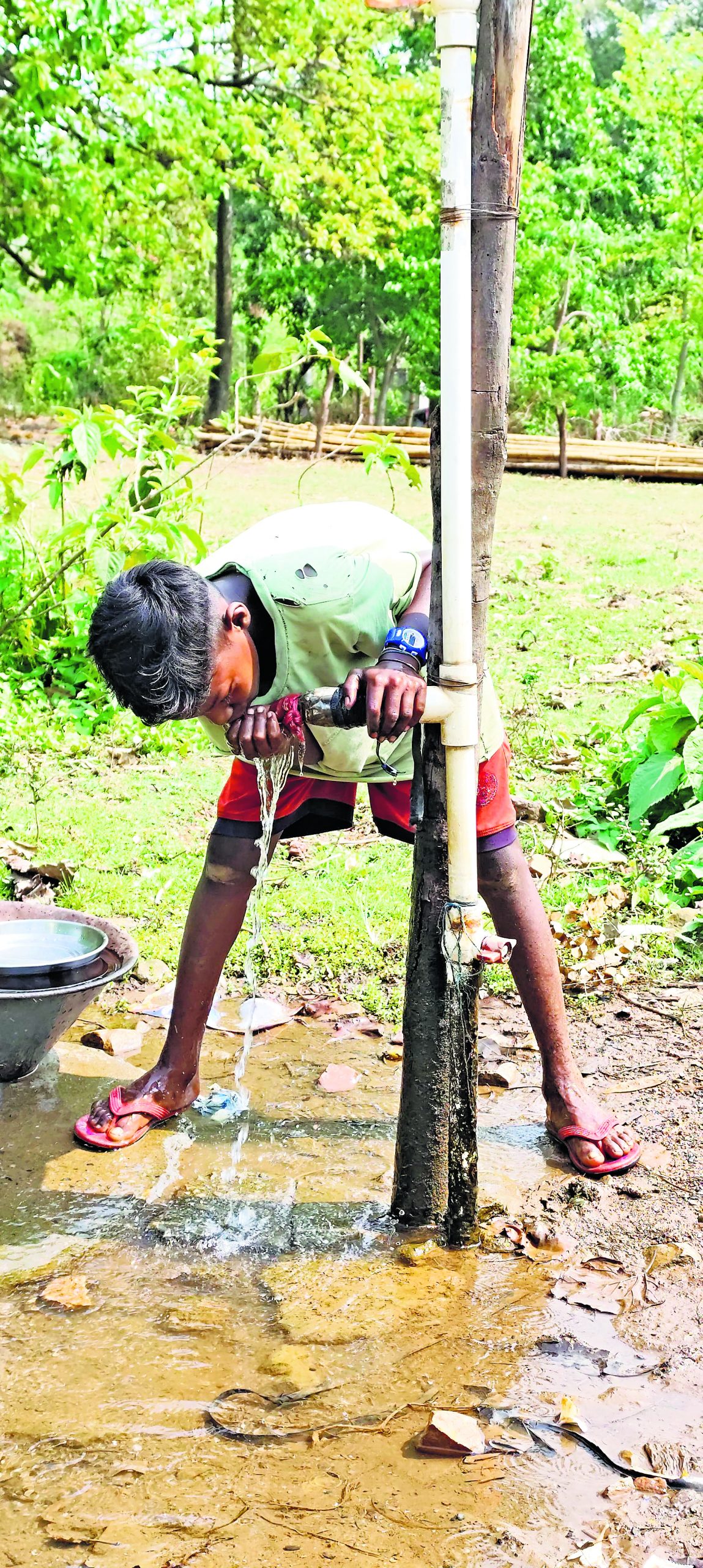 East Singhbhum News : झाटीझरना में पहाड़ी पानी से बुझ रही है ग्रामीणों की प्यास