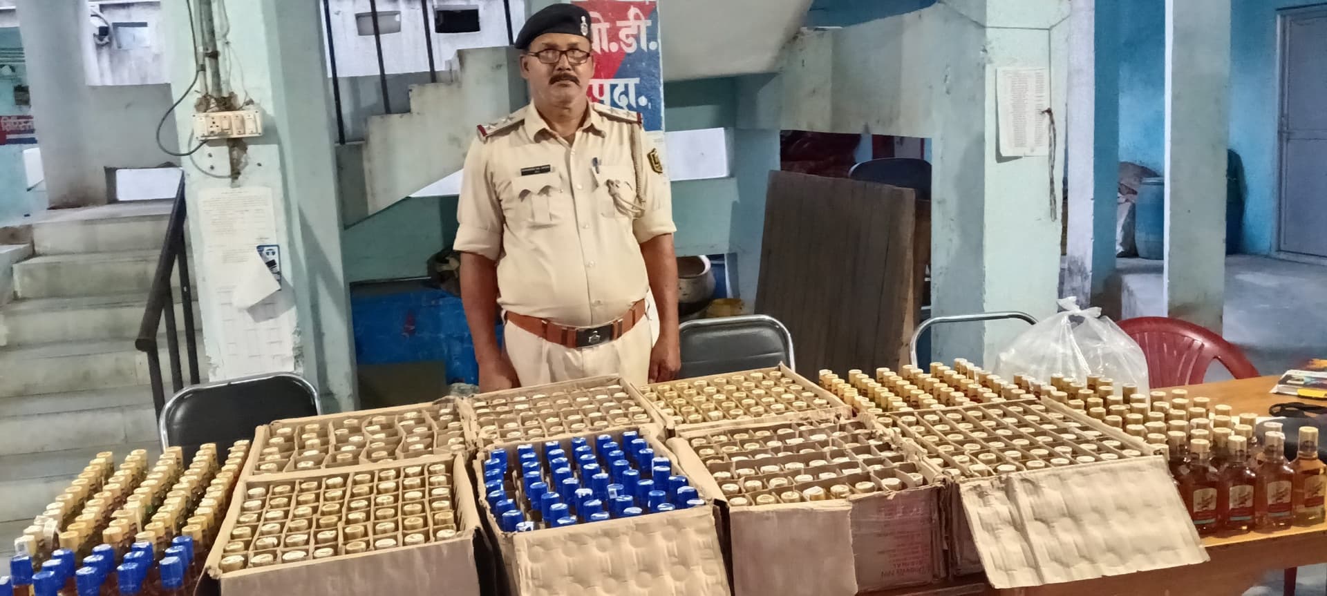 आजाद बिगहा से 10 कार्टन विदेशी शराब जब्त, धंधेबाज फरार