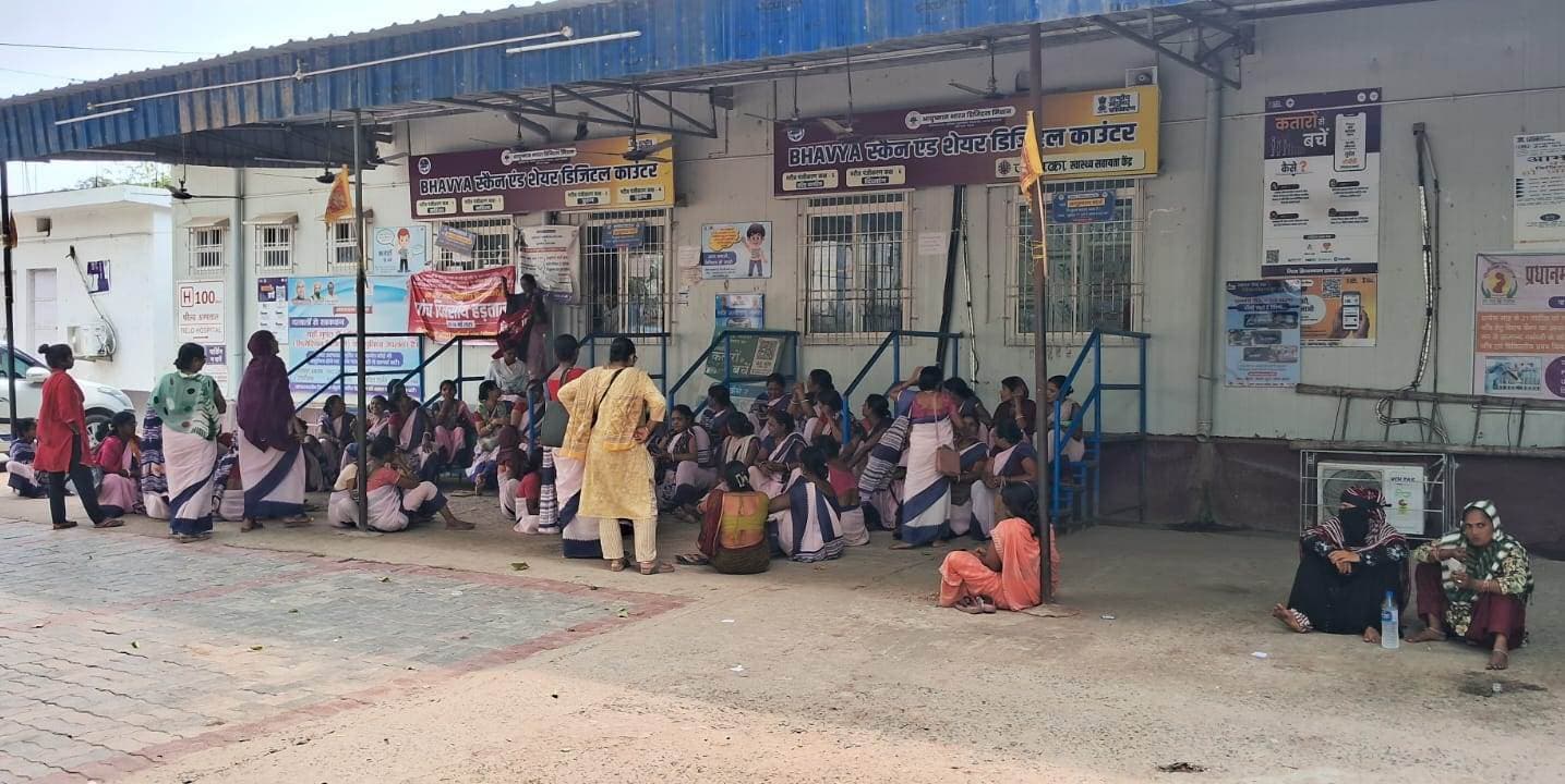 हड़ताली आशाओं ने बाधित की ओपीडी सेवा, परेशान रहे मरीज