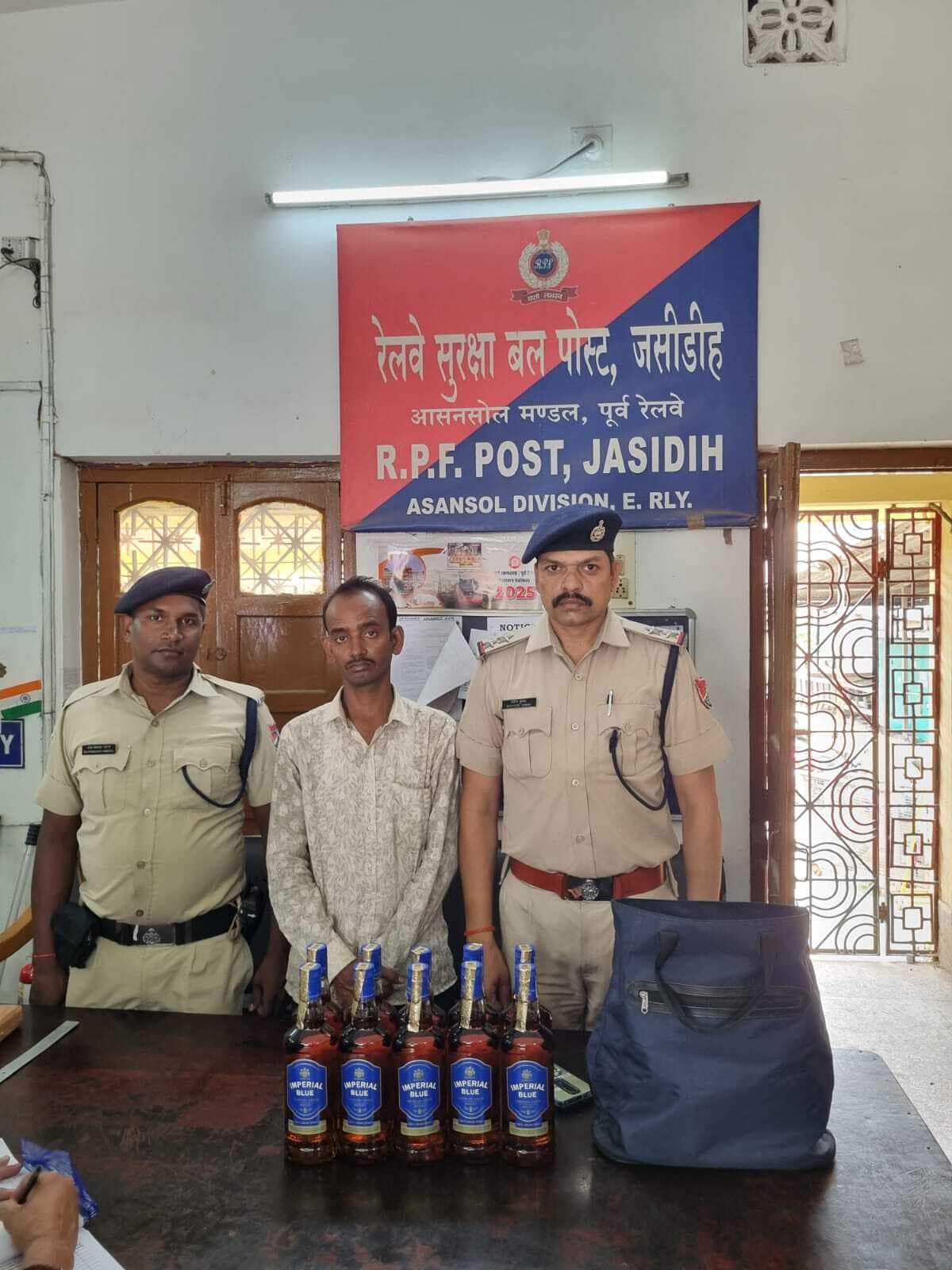 Deoghar news : साउथ बिहार एक्सप्रेस ट्रेन से शराब बरामद, एक आरोपी गिरफ्तार