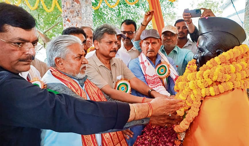 Gopalganj News : स्वतंत्रता सेनानी बच्चा प्रसाद शाही की प्रतिमा का अनावरण