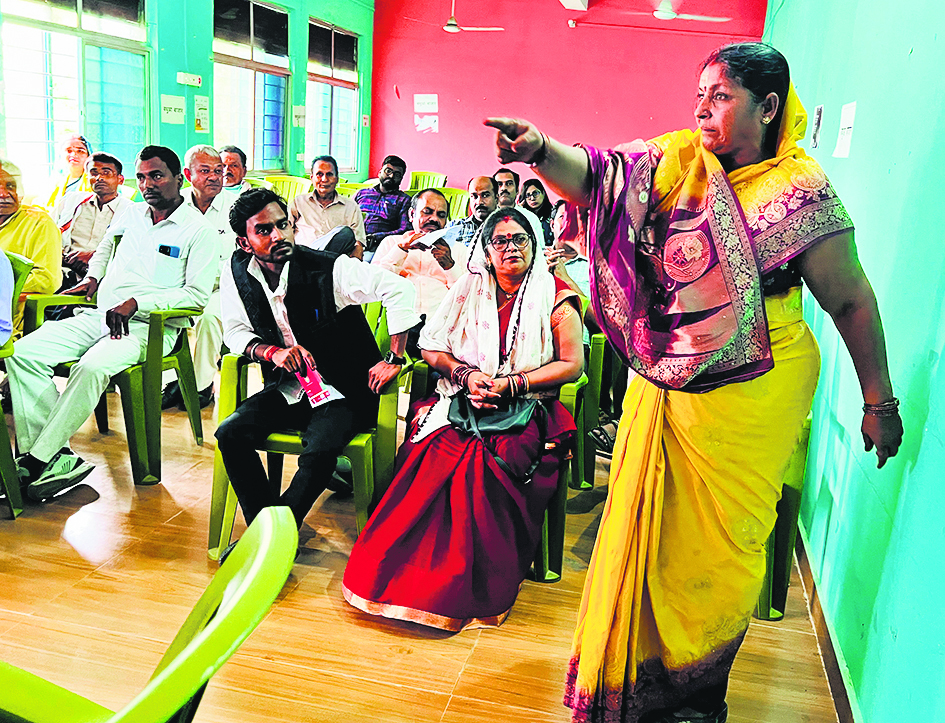 Gopalganj News : बिचौलियों के माध्यम अमीरों को दिया जा रहा आवास योजना का लाभ