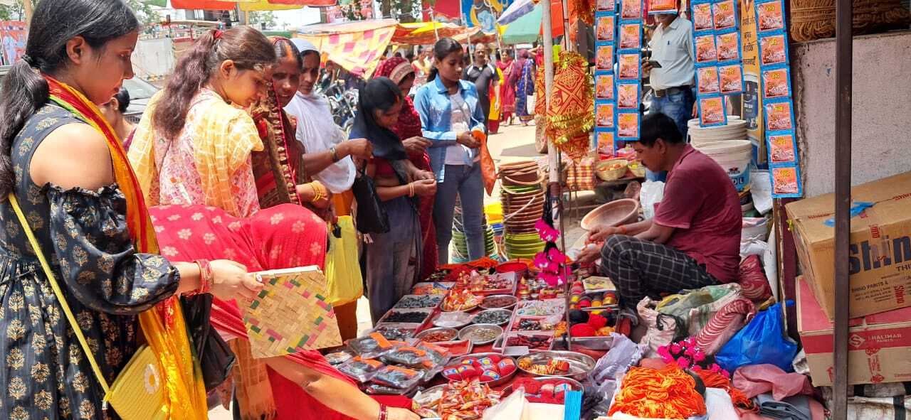 वट सावित्री व्रत आज, सुहागिनें करेंगी अखंड सौभाग्य की कामना वट सावित्री व्रत आज, सुहागिनें करेंगी अखंड सौभाग्य की कामना