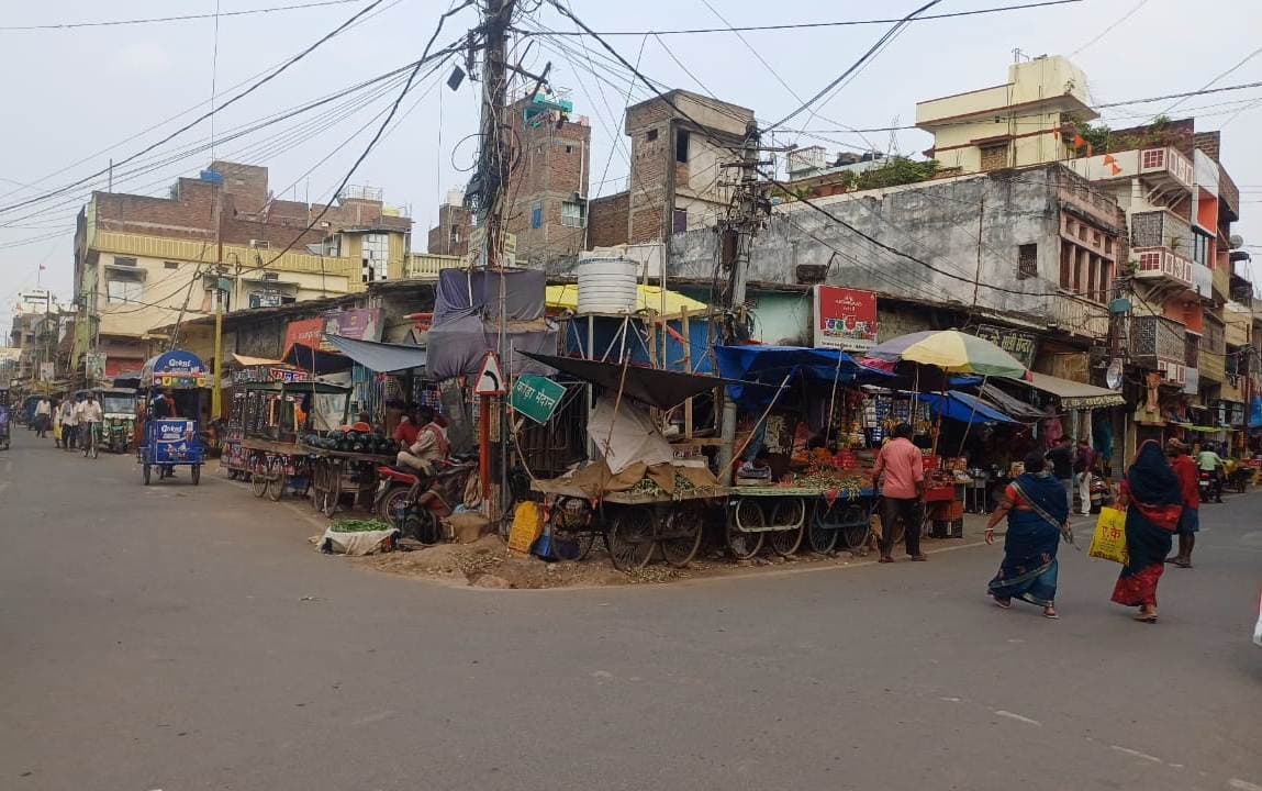 शहर के ट्रैफिक पोस्ट से यातायात पुलिस नदारत, शहर में चौतरफा जाम