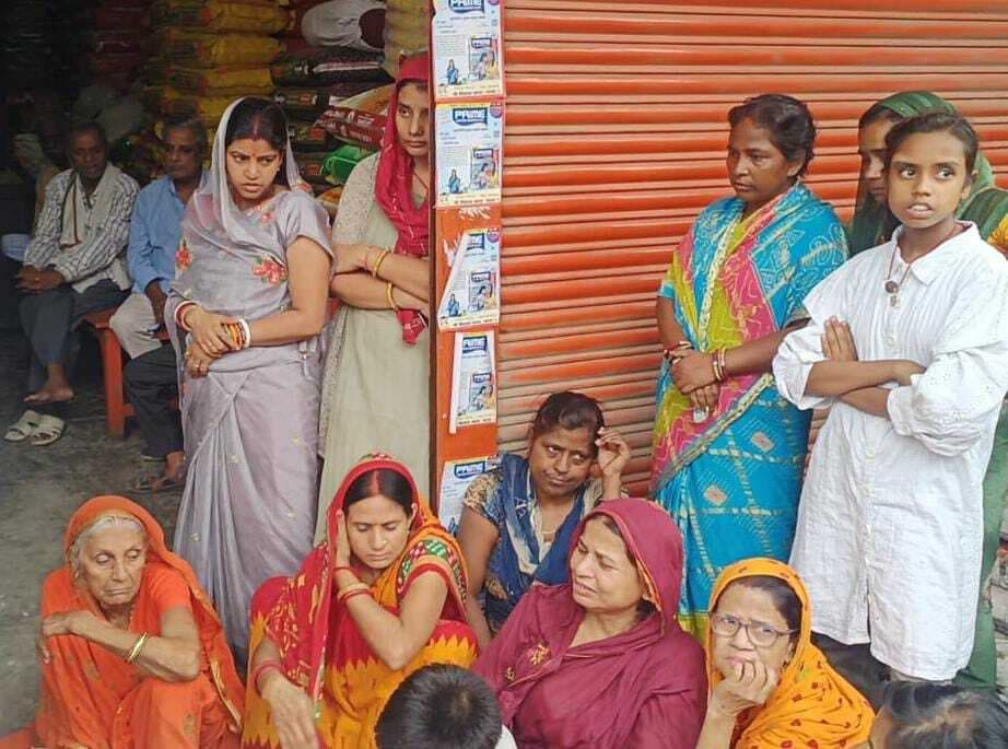 hajipur news. गल्ला व्यवसायी की हत्या के विरोध में जाम की सड़क, बाजार रखा बंद