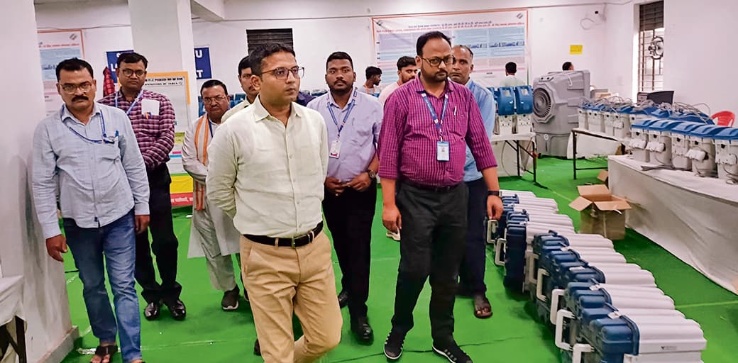 Saran News : चुनावी मोड में आया जिला प्रशासन, युद्ध स्तर पर तैयारी