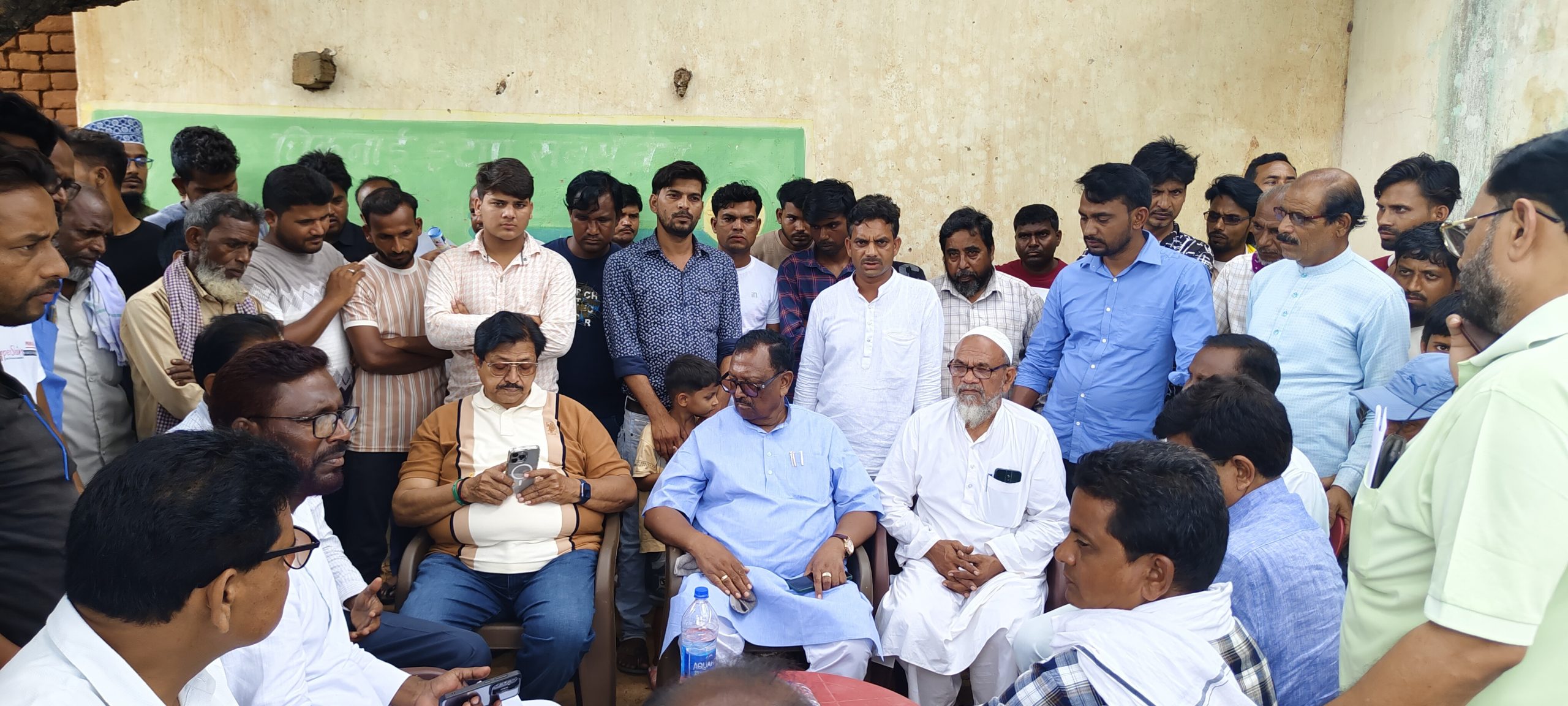 Deoghar news : दुमका सांसद नलिन सोरेन दुधानी गांव में पीड़ित परिवार से मिले, जतायी शोक संवेदना