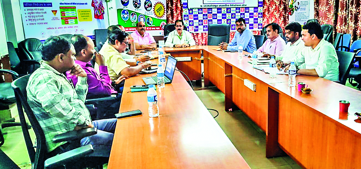 Jamshedpur News : सरकारी भवनों का जीर्णोद्धार कर शुरू करें आयुष्मान आरोग्य मंदिर : सीएस