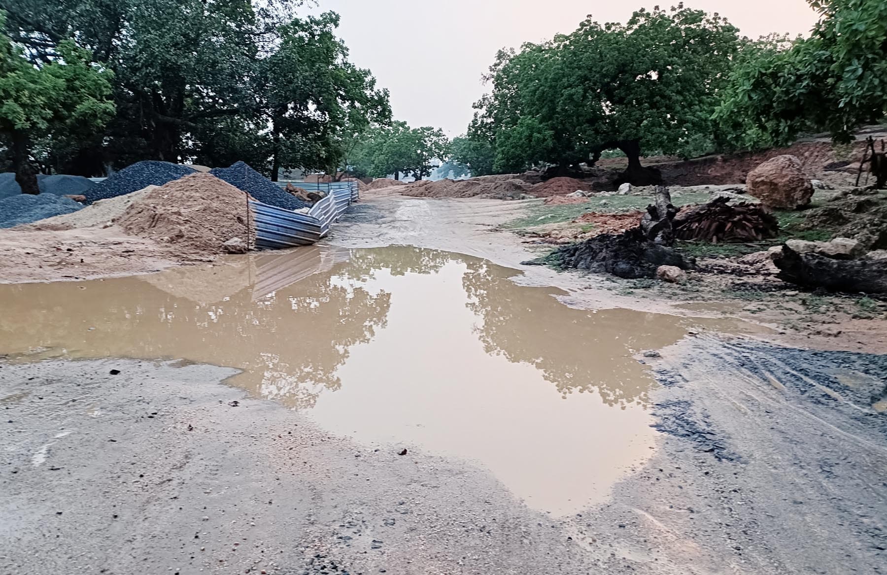 डायवर्सन में जमा पानी, आवागमन बाधित