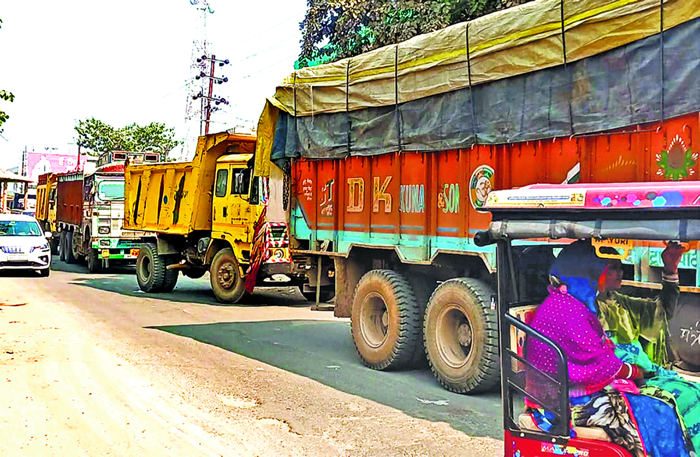 Hajipur News : घटारो गांव के पास बीच सड़क पर ट्रक खराब, तीन घंटे तक जाम में फंसे रहे राहगीर