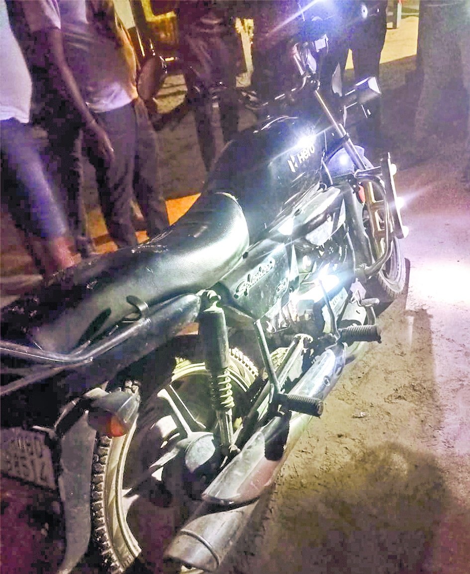 Hajipur News : हथियार के बल पर बिजली मिस्त्री से बाइक, मोबाइल व पर्स लूटे, फायरिंग कर भागे बदमाश