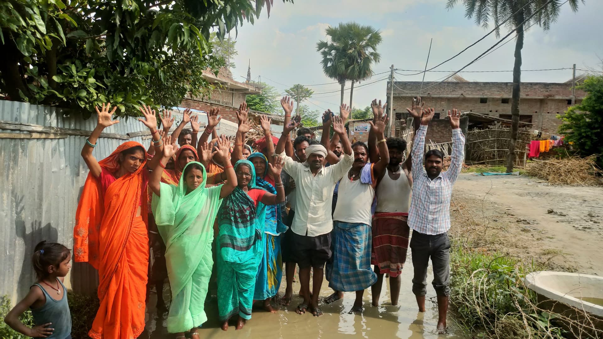 महारस की मुख्य सड़क पर ढाई फीट पानी जमा, दे रहा है बदबू