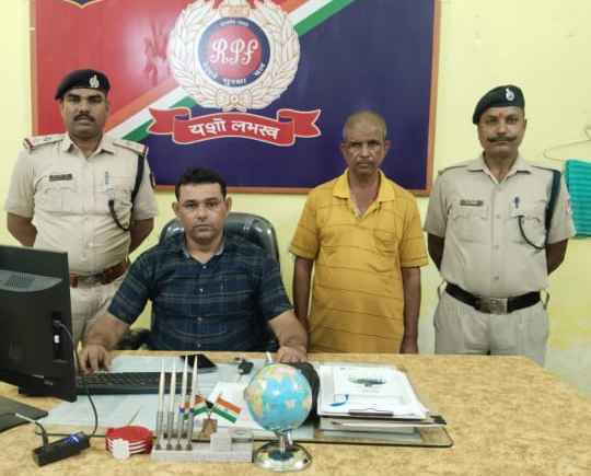तेज रफ्तार ट्रक ने 31 नंबर बंगाली बाजार रेलवे फाटक तोड़ा, चालक गिरफ्तार.