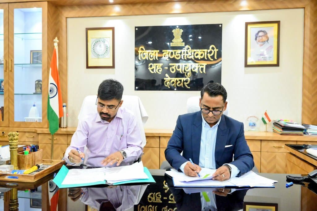 Deoghar News : देवघर के 46वें डीसी नमन प्रियेश लकड़ा ने लिया प्रभार