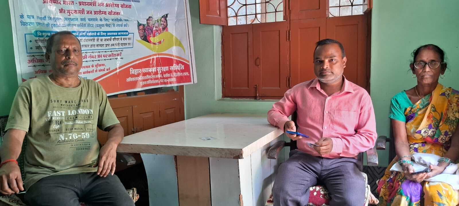 न ऑपरेटर, न लैपटॉप और न थंब डिवाइस, स्पेशल ड्राइव में कर्मी बना रहे आयुष्मान कार्ड