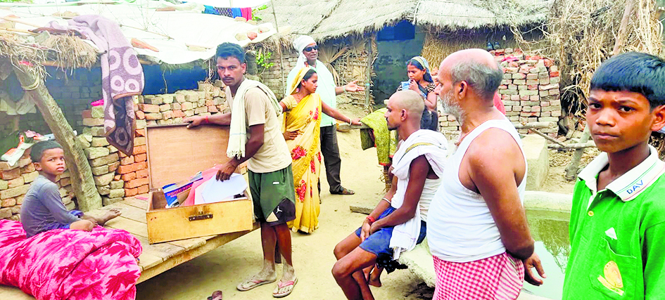 Gaya News : बैलो गांव में दो घरों में भीषण चोरी, तीन लाख की संपत्ति उड़ायी