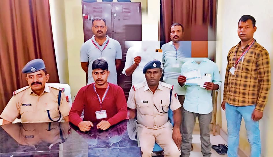 Gaya News : टिकारी रिजर्वेशन काउंटर पर छापा, दो टिकट दलाल गिरफ्तार
