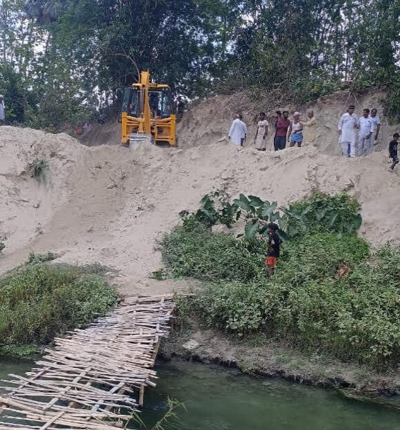 75 वर्षों के बाद मिली राहत, बैरिया के लोगों को चचरी पुल से मिलेगी मुक्ति, अब खनुआ नदी पर शुरू हुआ पक्का पुल निर्माण