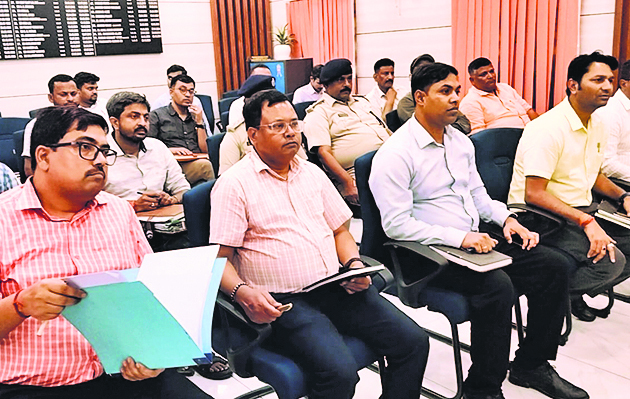 Gopalganj News : चुनाव में अधिक व्यय वाले क्षेत्रों को चिह्नित कर तैयार करें डाटा : डीएम
